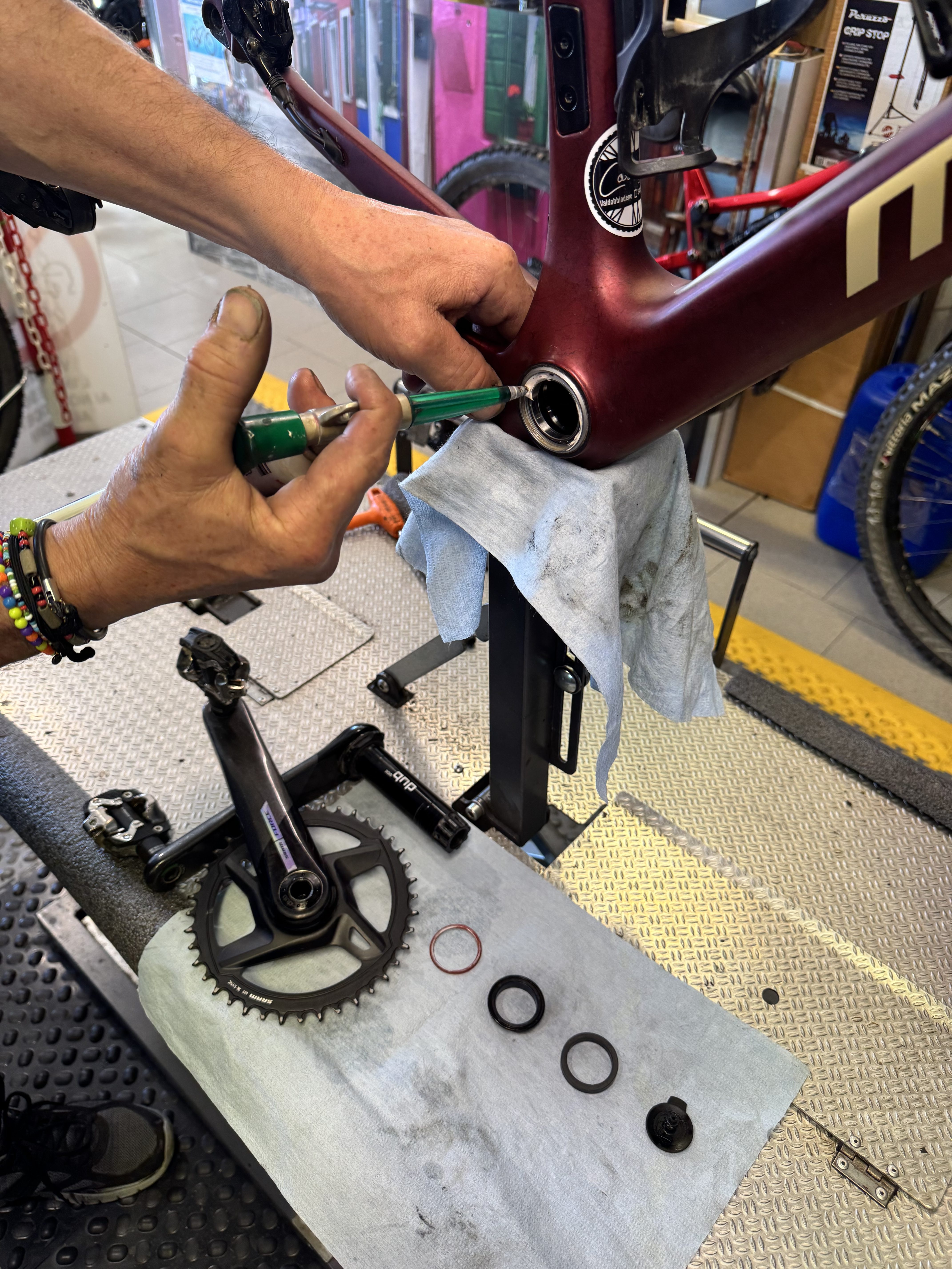 Lubrifica movimento centrale, all’occorrenza sostituzione 